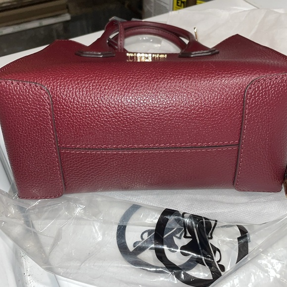 Michael Kors Mercer Medium Pebbled Crossbody & keychain - Picture 5 of 8